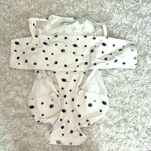 Happiest baby sleepea swaddle in good condition! Organic cotton swaddle!